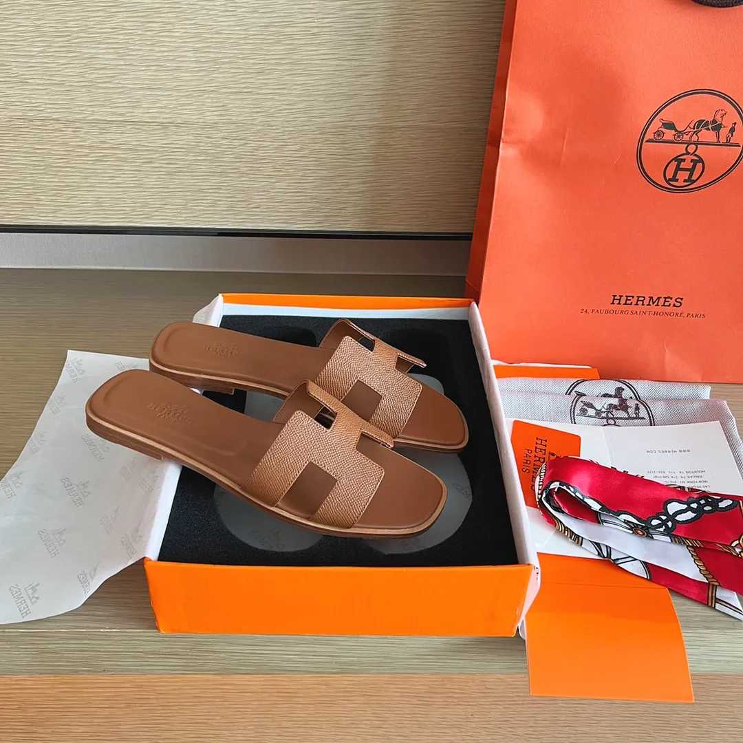 👟👟Ex-factory price 480👟👟 Women's Shoe Factory [Palmprint All-Inclusive Midsole] (Hermès) Upgraded packaging, upgraded version and workmanship materials. Hermes®🔴The highest version of handmade shoes on the market👟👟 👟👟 Top product Hermès slippers🐎 —————————— The 2022 early spring new model is the same as the original version, purely handmade by masters! ❥High-end customization, exclusive products, the highest version in the industry⚠❥Using: Hermers upper: Italian imported cowhide + original custom-grade Australian sheepskin feet + genuine leather outsole (pursuing top walking comfort) 👟👟 ~~〰〰〰〰❥ Packaging: ✔🚦Pay attention to the exclusive top-level exclusive packaging 〰The original top quality is on sale━━━━Hermes━━━━━ size: 35-40 (34.41.42 custom-made, non-refundable)